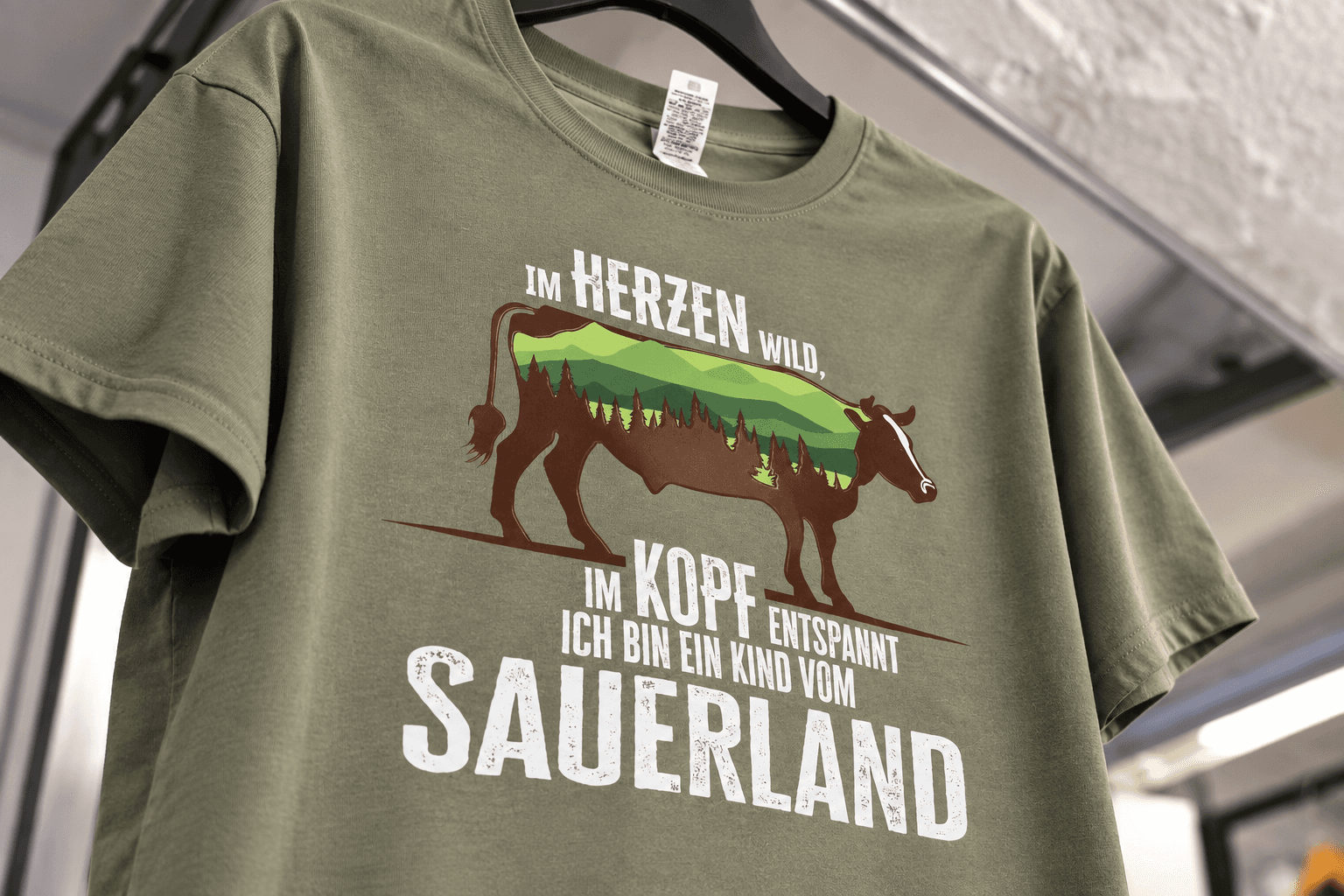 Olivgrünes T-Shirt mit Sauerland-Motiv "Else" aus der eigenen Made-by-Sauerland-Kollektion